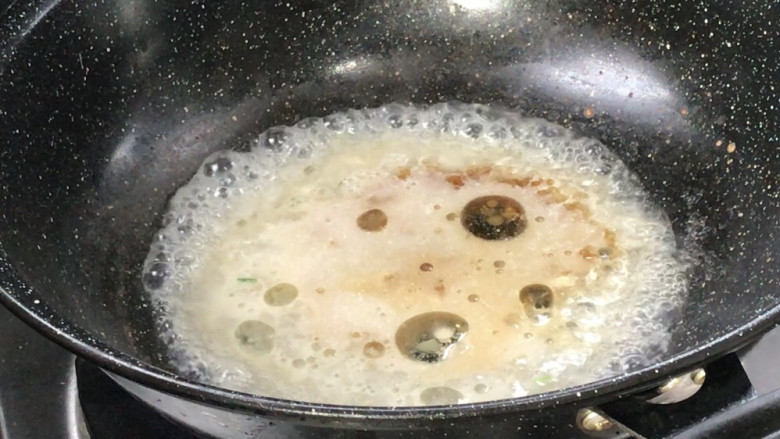 鸡肉冬瓜盅,汤汁中加入淀粉水勾芡,加入生抽、<a style='color:red;display:inline-block;' href='/shicai/ 847'>香油</a>拌匀