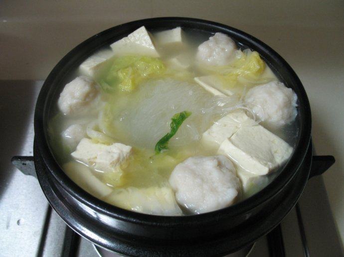 珍珠翡翠白玉汤 ,再次煮开放入豆腐块,白菜页,将粉丝用清水冲洗一下,放入。待水开后,放入适量盐、料酒、鸡精即可。关火后放入几滴香油