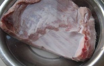 香烤猪肋排,猪肋排洗净,用清水浸泡2小时以上,充分将肉中的血水浸泡出来