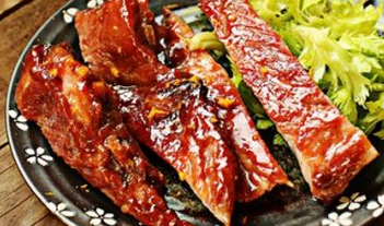 香烤猪肋排,烤好后将排骨切成一条一条,擦点橙皮屑在排骨上即可