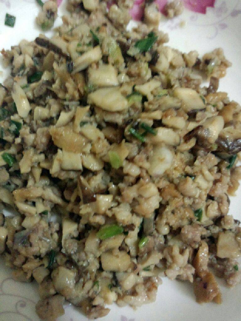 馅料煎蛋,炒至熟在盛出待用