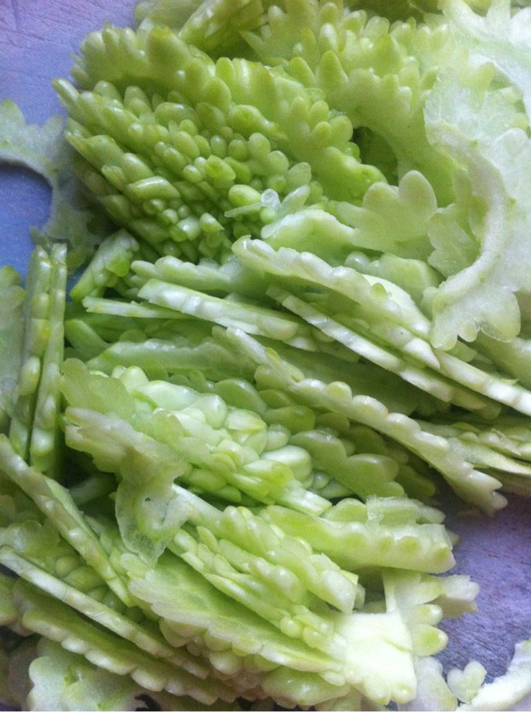 苦瓜炒蛋,<a style='color:red;display:inline-block;' href='/shicai/ 55'>苦瓜</a>洗干净切片，<a style='color:red;display:inline-block;' href='/shicai/ 9'>鸡蛋</a>敲到碗里。