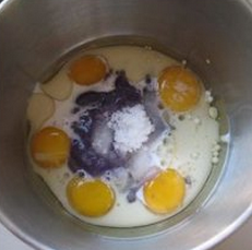 紫薯戚风蛋糕,预热烤箱上火170度,下火150度。分开蛋白和蛋黄。蛋黄内放入牛奶、色拉油、盐、30克白糖、紫薯浓汤搅拌均匀