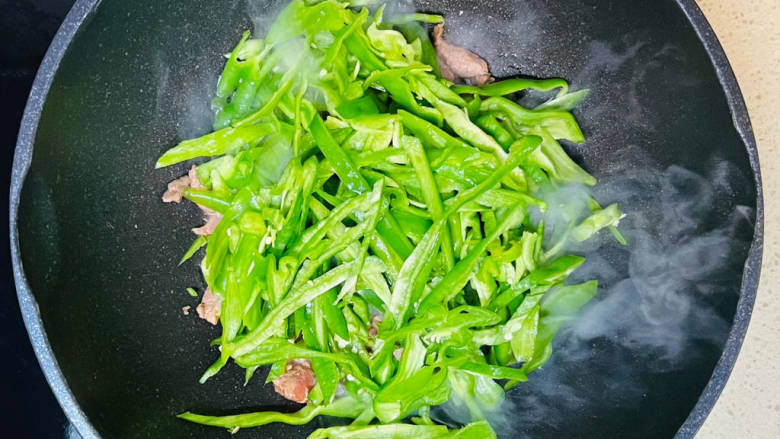 辣椒豆腐干小炒肉,加入辣椒条,翻炒