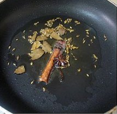 鲜虾黄瓜馅元宝水饺-饺子馅,锅中放入适量色拉油,油热后放入大料、桂皮、香叶、小茴香煸香