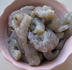 鲜虾黄瓜馅元宝水饺-饺子馅,大虾去虾壳,虾线,洗净备用