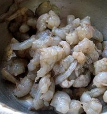鲜虾黄瓜馅元宝水饺-饺子馅,将虾仁切成段,放入盆中,放入适量<a style='color:red;display:inline-block;' href='/shicai/ 134296'>白胡椒粉</a>和料酒去腥。用手不停的搅拌,大约3分钟左右,搅拌至虾仁粘稠