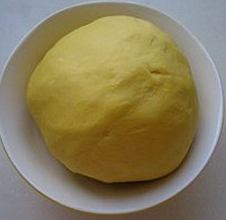 鲜虾黄瓜馅元宝水饺,将南瓜汁过滤放入500克面粉里,揉成表面光滑的面团,放置一旁,表面盖一层湿屉布