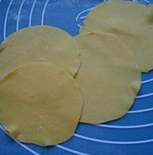 鲜虾黄瓜馅元宝水饺,醒好的面团切一块搓成长条状,再分割,幹成圆形面皮