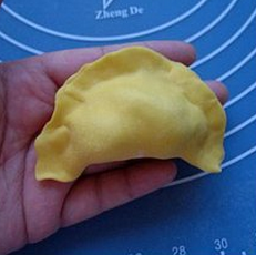 鲜虾黄瓜馅元宝水饺,将虾仁馅放在饺子皮上,封号口。