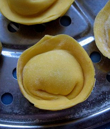 鲜虾黄瓜馅元宝水饺,再把两头合起来捏紧。元宝样子就出来了,放入开水中煮至饺子浮起来即可
