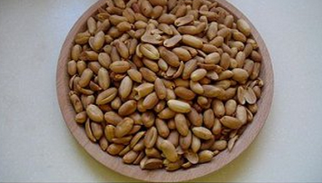 花生糖馅元宵,生花生放空气炸锅里180度15分钟炸熟，剥去外皮。没有炸锅的就放锅里小火炒熟