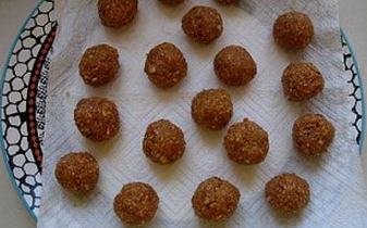 花生糖馅元宵,将黄油或猪油融化，放入搅拌均匀，搓成一个一个的小球，放冰箱冷藏30分钟