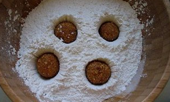 花生糖馅元宵,准备一盆清水，一个漏网，一盆<a style='color:red;display:inline-block;' href='/shicai/ 520'>糯米粉</a>，将花生馅再次搓圆，放入<a style='color:red;display:inline-block;' href='/shicai/ 520'>糯米粉</a>盆内