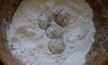 花生糖馅元宵,取出再放入糯米粉盆中，继续摇晃，就这样沾满一层糯米粉，在清水里浸泡5秒，重复10次