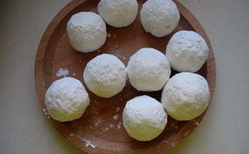 花生糖馅元宵,表面沾满厚厚的糯米粉，比原来的变大好几倍。这样元宵就做好了