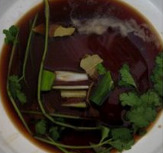大拌菜,锅中放入香葱、香菜、香叶、果醋汁,开火煮3分钟。3分钟后关火,挑出香葱、香菜和香叶,把凉菜汁放置一旁晾凉