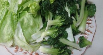 鲑鱼火龙果沙拉,圆生菜洗净撕成块,菊花菜洗净一片一片撕下来
