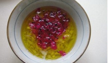 鲑鱼火龙果沙拉,将沙拉汁里的材料放在小碗中,混合均匀