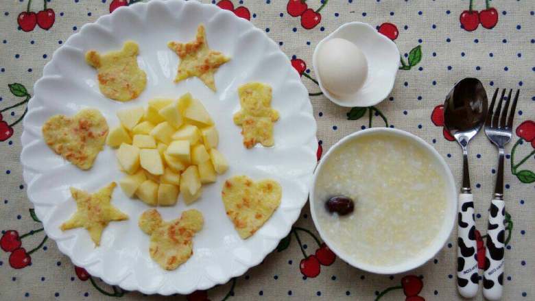 胡萝卜火腿蛋饼,将蛋饼两面煎黄即可关火出锅装盘。
可以切片吃,我是为儿子用模具压了几个可爱的模型。
真的很香哦~