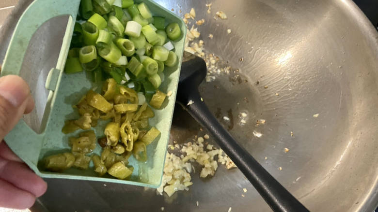 鱼香猪肝,加入葱末泡椒,中小火煸香
