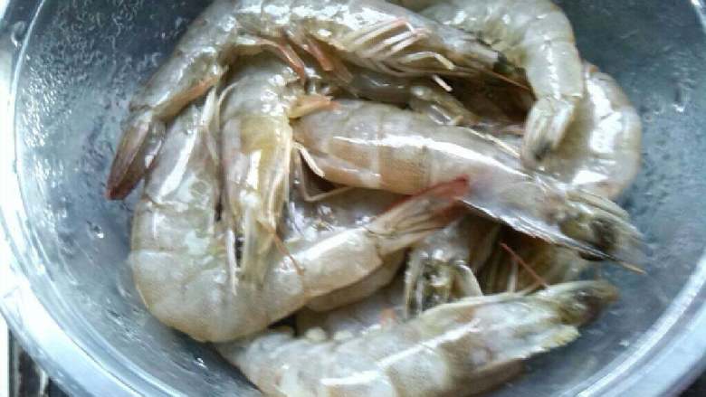 ≈香锅虾≈,去好虾线的虾洗净,用盐,料酒腌制一会儿