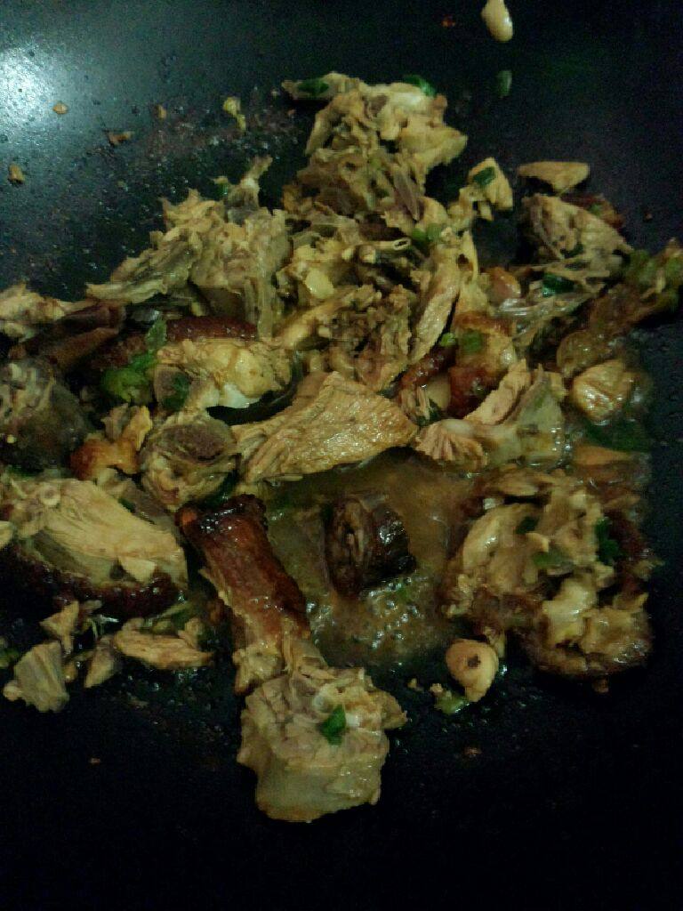 焖鸭肉,焖到汁收完即可