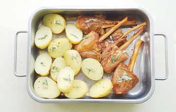 剔骨肉烤小土豆,烤盘底部涂一层<a style='color:red;display:inline-block;' href='/shicai/ 887'><a style='color:red;display:inline-block;' href='/shicai/ 887'>黄油</a></a>,摆上土豆和剔骨肉,撒上剩余的一半迷迭香