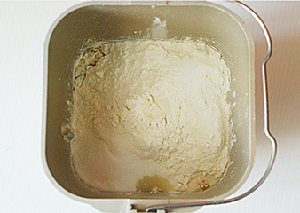咖啡乳酪吐司,按照<a style='color:red;display:inline-block;' href='/shicai/ 219'>牛奶</a>、<a style='color:red;display:inline-block;' href='/shicai/ 13456'>速溶咖啡</a>、<a style='color:red;display:inline-block;' href='/shicai/ 48598'>奶油奶酪</a>、<a style='color:red;display:inline-block;' href='/shicai/ 9'>鸡蛋</a>、面粉、白<a style='color:red;display:inline-block;' href='/shicai/ 10588'>糖</a>、盐、<a style='color:red;display:inline-block;' href='/shicai/ 887'>黄油</a>的顺序，将材料投放在面包桶中