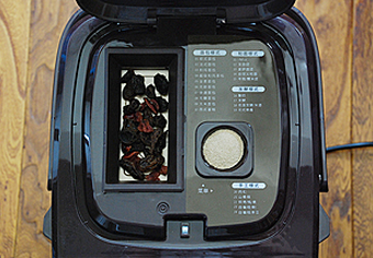 咖啡乳酪吐司,果料盒中放入杂果干，<a style='color:red;display:inline-block;' href='/shicai/ 731'>酵母</a>槽处放上<a style='color:red;display:inline-block;' href='/shicai/ 731'>酵母</a>，盖紧机盖