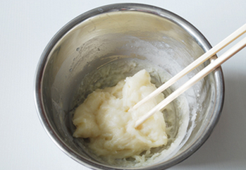 草莓大福,蒸锅内注入足量水,煮开后放入搅拌好的糯米团生胚,中火蒸20-25分钟,蒸好后立刻开盖,倒掉盆内蒸汽形成的水,趁热用筷子搅拌面团,使其成为一个松散的团,盖保鲜膜室温降温至完全凉透
