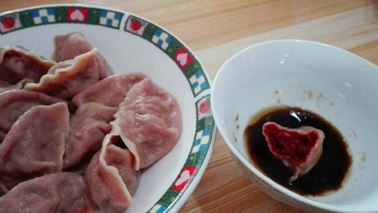 紫萝卜饺子,锅上水烧开,放入饺子勤用勺背推开以防粘锅,待饺子浮起后减少搅拌次数。当饺子鼓大肚时浇入凉水,如是三次,即可盛出上桌