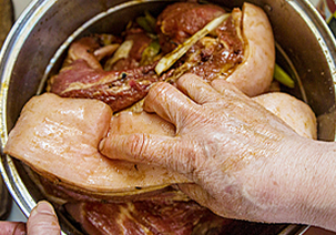 腊味拼盘,用手不断搅拌、揉按,使调味料均匀的裹沾在猪肉、肋排、猪舌上