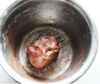 糖霜动物饼干,加入<a style='color:red;display:inline-block;' href='/shicai/ 548'>低筋面粉</a>,拌成原味团,取出1/3的原味面团,加入可可粉掐匀,制成可可味面团