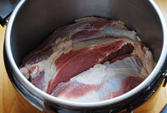 炝拌牛肉,【炖肉材料】中<a style='color:red;display:inline-block;' href='/shicai/ 4956'>牛腱子肉</a>放入清水浸泡1小时，中途倒掉血水（2-3次），浸泡好后放入高压锅中，加入<a style='color:red;display:inline-block;' href='/shicai/ 3758'>当归</a>、<a style='color:red;display:inline-block;' href='/shicai/ 3772'>陈皮</a>、拍破的<a style='color:red;display:inline-block;' href='/shicai/ 37'>姜</a>，注入纯净水