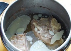 炝拌牛肉,盖好盖子,上阀大火加压,冒气后转小火加压30分钟关火泄压开盖,室温待其冷却后放入冰箱冷藏一夜