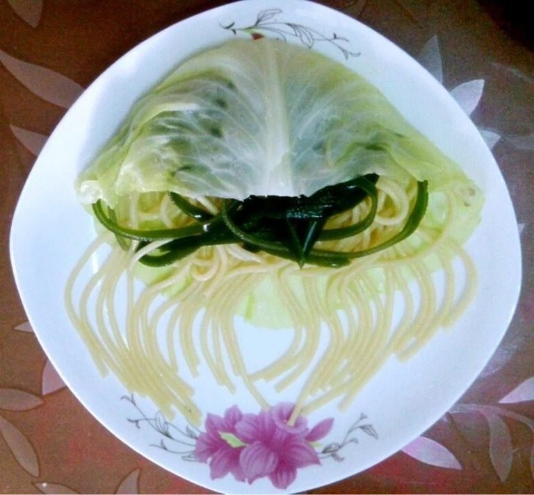 水母意面,将意面和带丝包在莲白叶中，摆好露在外面的意面
