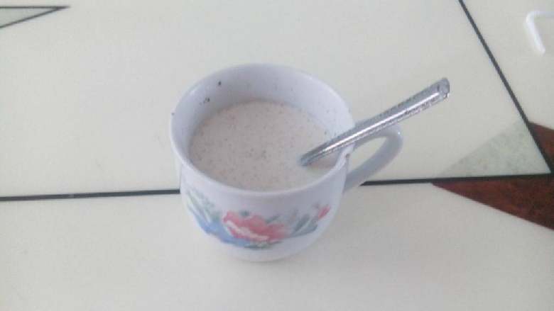 奥利奥饼干牛奶,把饼干掰碎撒到杯子里，搅拌一下就行了。