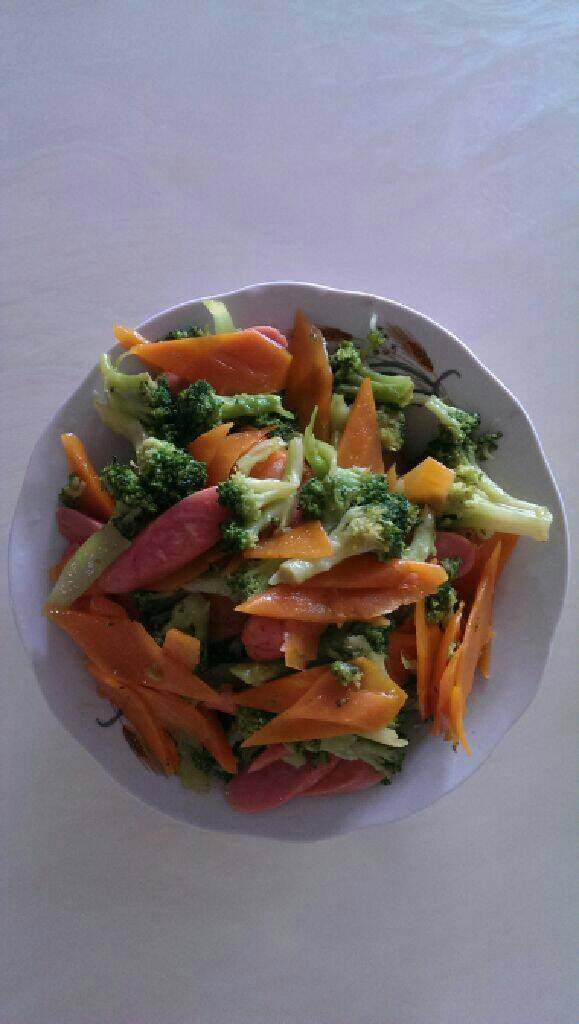 清炒西兰花,锅里放底油加热后放胡萝卜翻炒片刻在放西兰花翻炒加盐，鸡精翻炒出锅。