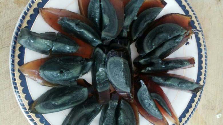 尖椒皮蛋,一个皮蛋切成若干块，摆入盘中
