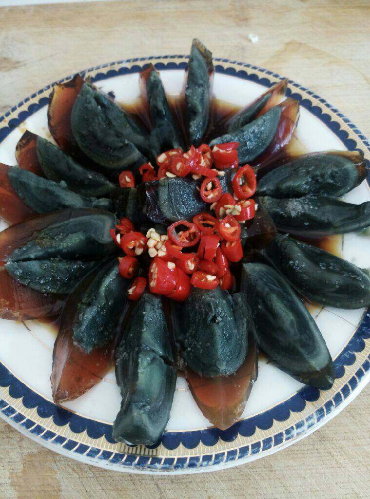 尖椒皮蛋,放上盐，醋和<a style='color:red;display:inline-block;' href='/shicai/ 788'>生抽</a>即可享用