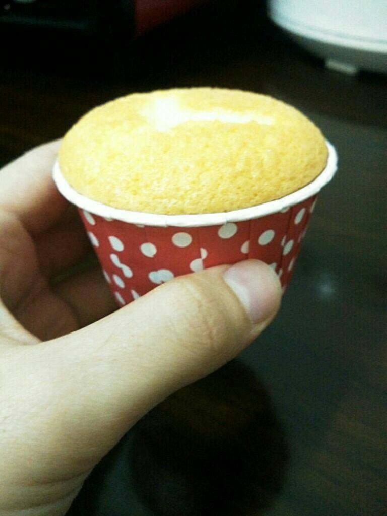 小杯子蛋糕,烤了十二个纸托外加一个纸杯蛋糕,蛋糕晾晾备用