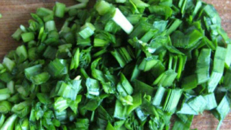 韭菜肉春卷,韭菜切碎;