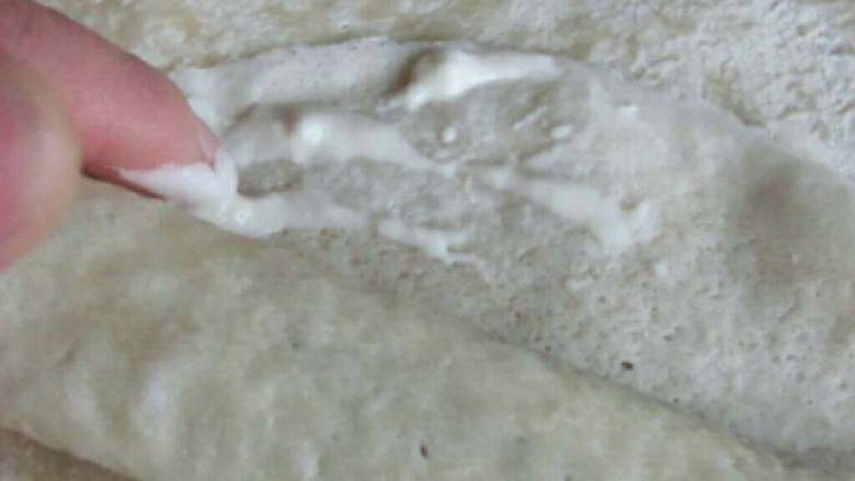 韭菜肉春卷,然后卷起,封口均匀涂抹面糊;