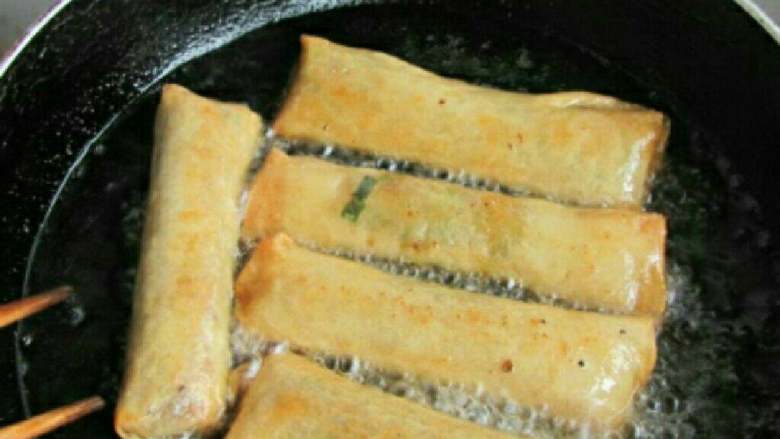 韭菜肉春卷,小火慢炸至金黄;