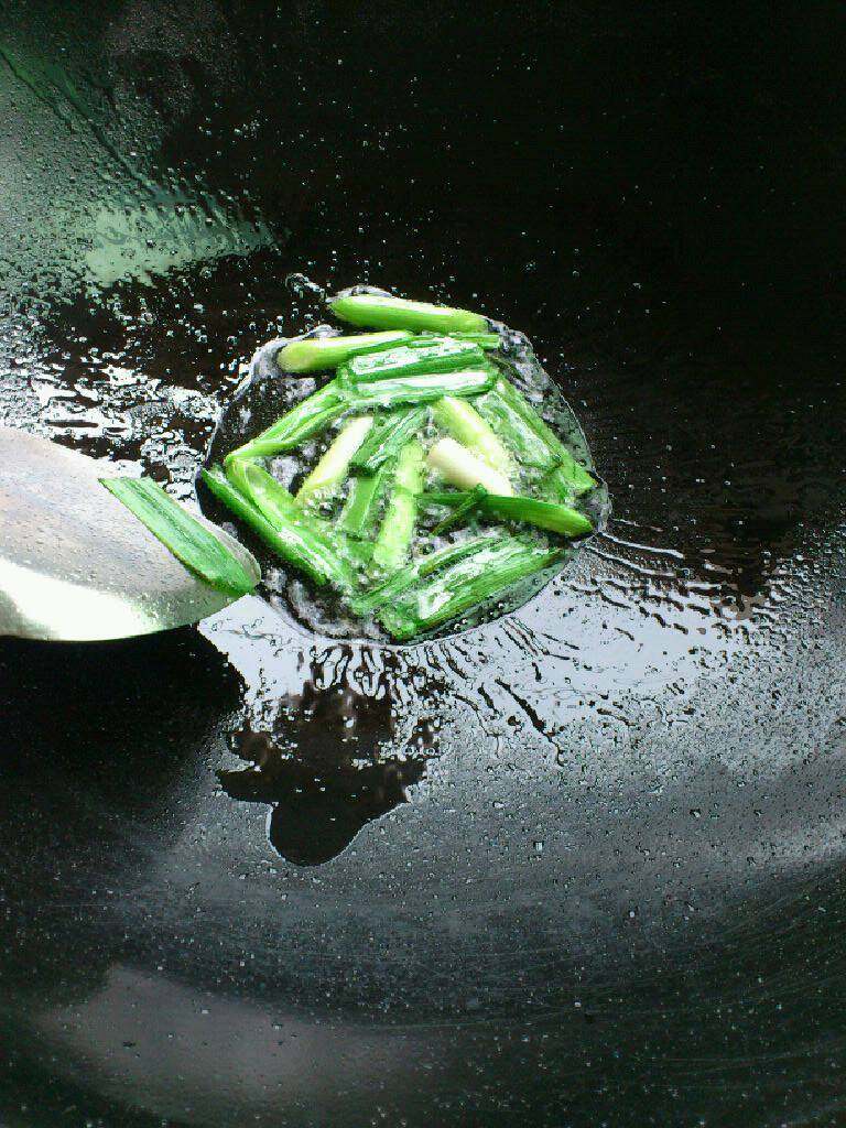 素炒菜花,适量花生油爆香蒜苗