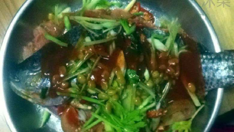 蒸酸甜福寿鱼,再将香菜，葱撒鱼身上后蒸熟即成