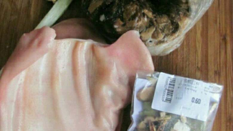 卤水猪耳朵,如图备好所有食材!