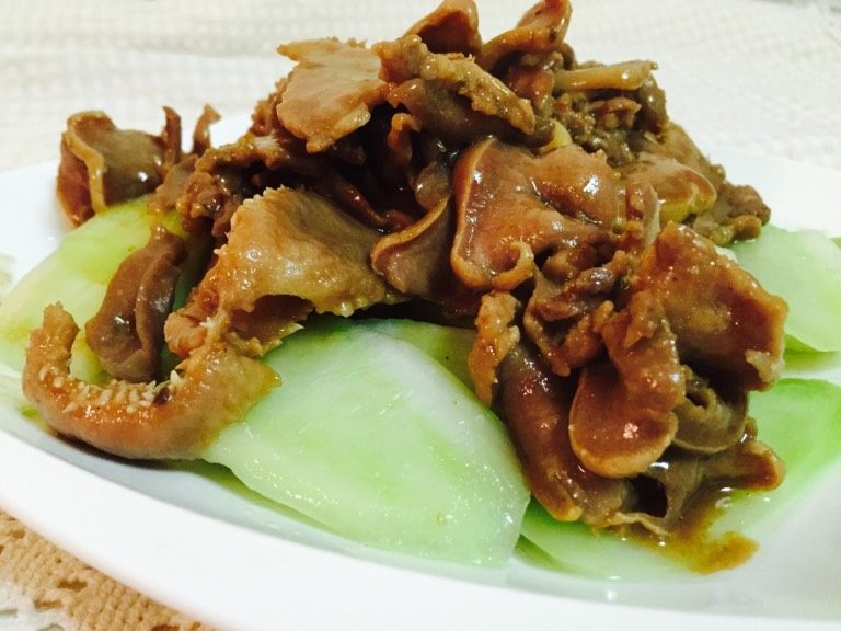 芥蓝炒猪舌,锅里加热倒油,大火爆炒猪舌,大概炒1分钟左右就熟了。
