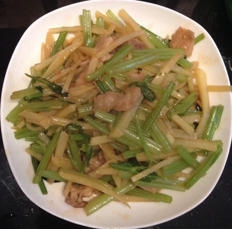 土豆炒芹菜